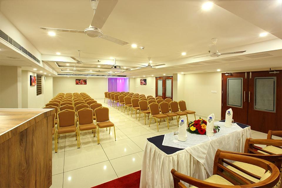 Lumbini Supreme Hotel Thrissur Екстериор снимка