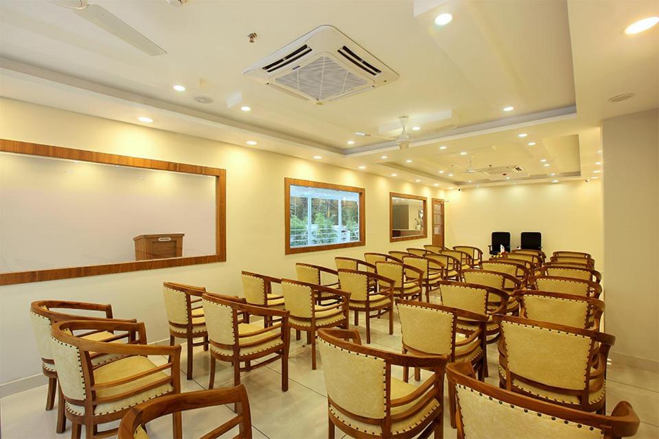 Lumbini Supreme Hotel Thrissur Екстериор снимка